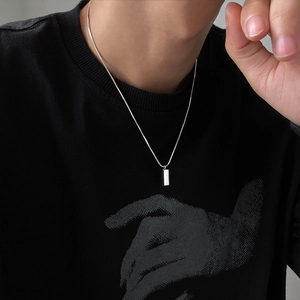 Collier minimaliste en argent avec pendentif rectangulaire sur une chaîne élégante