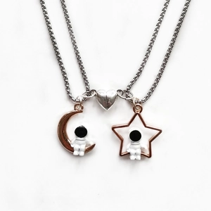 Collier Pendentif Magnétique de Couple Astronaute en Alliage d'Acier au Titane Colliers Assortis Lune Étoile pour Amoureux Bijoux Cadeau