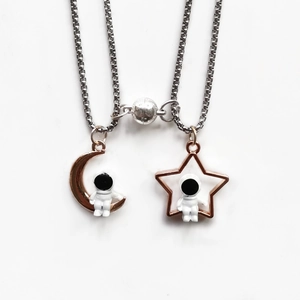 Colliers de couple astronaute avec pendentifs magnétiques lune et étoile bicolores