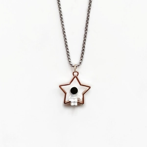 Collier avec pendentif astronaute et étoile en or rose et argent pour couples