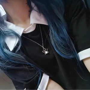Collier étoile argenté avec pendentif astronaute et cristal porté par un modèle