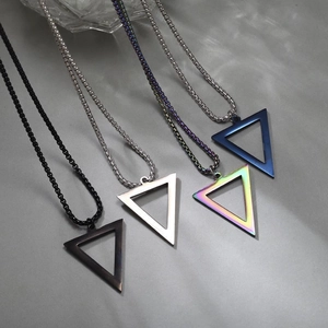 Collier Pendentif Triangle Géométrique Minimaliste Bijoux Creux en Acier Inoxydable pour Hommes Femmes Unisexe Style Froid