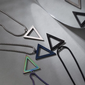 Colliers triangle en acier inoxydable en finitions argent, noir, bleu et arc-en-ciel