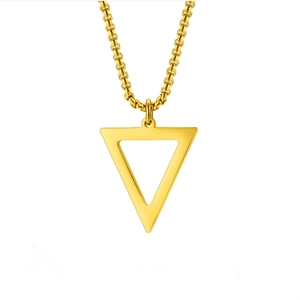 Collier en acier inoxydable doré poli avec pendentif triangle géométrique sur fond blanc