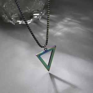 Collier avec pendentif triangle en acier inoxydable arc-en-ciel et design géométrique