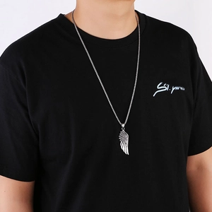 Collier avec pendentif aile d'ange argenté et texture de plume vintage sur chaîne box