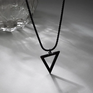 Collier minimaliste en acier inoxydable noir avec pendentif triangle creux et chaîne