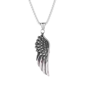 Collier pendentif aile d'ange plume rétro en acier argenté vintage avec texture fine
