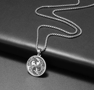Vue détaillée d'un collier en acier titane argenté avec pendentif dragon Tai Chi
