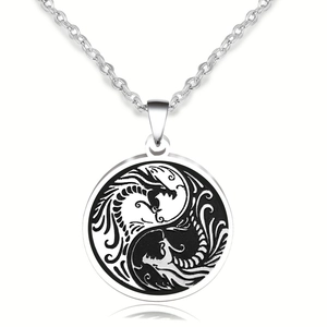 Détail du pendentif dragon yin yang avec émail noir et blanc sur chaîne en acier argenté