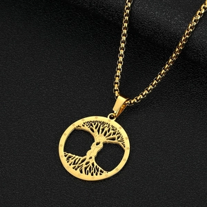 Goldene Lebensbaum-Halskette mit rundem Hohlanhänger an einer Box-Kette auf schwarzem Leder