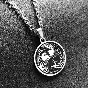 Vue macro du pendentif dragon Yin Yang en acier titane avec détails noirs et blancs