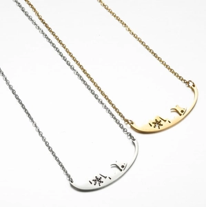 Colliers minimalistes or et argent avec pendentifs ajourés en forme de flocon et silhouette chat