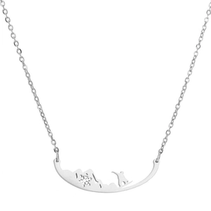 Collier de ski argenté avec paysage de montagne et pendentif barre courbée sur chaîne O