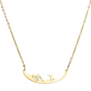 Détail du pendentif doré évidé avec flocon de neige et montagnes sur une chaîne croisée