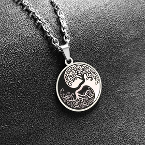 Détail du pendentif Arbre de Vie Yin Yang en acier inoxydable sur cuir noir