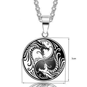 Collier en acier titane poli avec pendentif dragon yin yang noir et blanc de 3cm de large