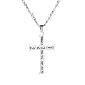 Vue macro d'un pendentif croix poli avec texte biblique gravé en argent brillant
