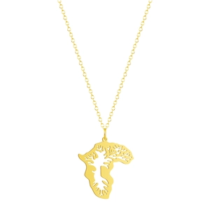 Détail du pendentif carte d'Afrique doré avec découpe arbre de vie sur chaîne fine