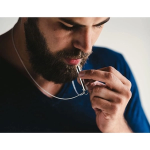 Primer plano de una modelo usando el collar de respiración de acero inoxidable