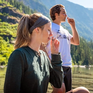 Detalle del collar silbato de meditación para respiración profunda y alivio del estrés