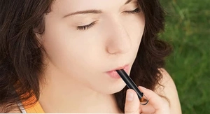 Primer plano de una persona usando una herramienta de respiración de acero negro