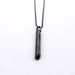 Primer plano de un colgante tubular de acero gris oscuro mate con cadena delgada