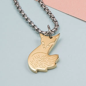 Pendentif renard doré exquis sur collier chaîne vénitienne argentée avec gravures