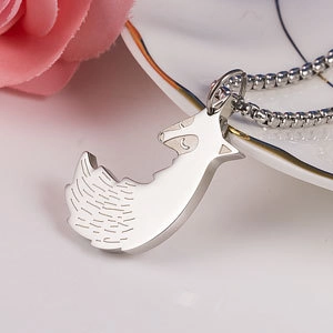 Pendentif renard en acier inoxydable poli avec chaîne à billes sur une assiette blanche