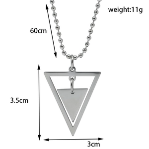 Détails et dimensions du collier double pendentif triangle avec chaîne à billes de 60cm