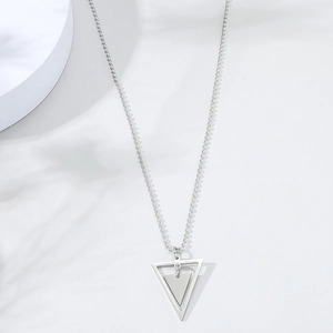 Collier minimaliste en acier inoxydable argenté avec pendentif double triangle géométrique