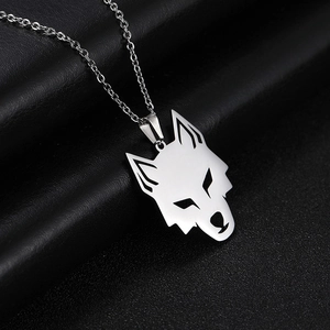 Collier avec pendentif loup minimaliste en acier inoxydable poli au design géométrique