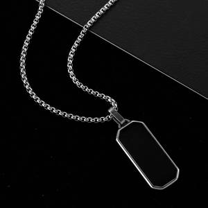 Silberne Edelstahlkette für Herren mit minimalistischem schwarzem Rechteck-Anhänger