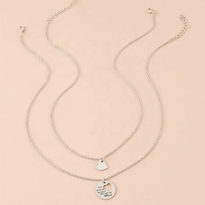Juego de collares de acero inoxidable Madre e Hija con colgantes de corazón y grabados