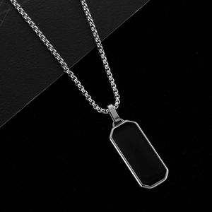 Minimalistische schwarze Rechteck-Halskette mit silberner Stahlkette für Herren auf Schwarz