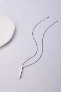 Vue détaillée du collier pendentif barre argentée minimaliste avec chaîne en acier inox