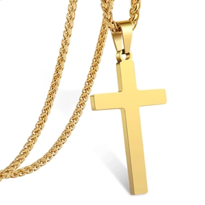 Collier avec pendentif croix en acier inoxydable doré poli et chaîne épi sur fond blanc