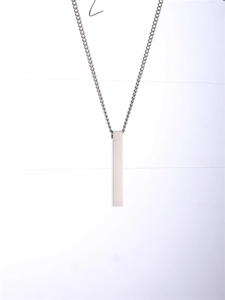 Détail d'un pendentif barre en acier inoxydable mat avec une chaîne à billes