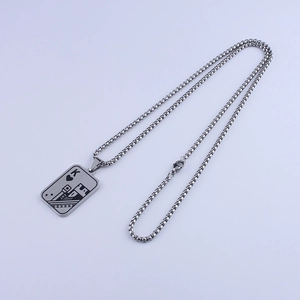 Dettaglio del ciondolo carta Re di Cuori su una collana con catena in acciaio argento