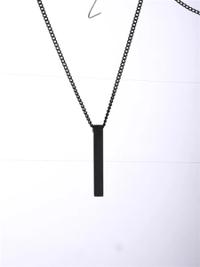 Gros plan d'un pendentif barre noir mat en acier inoxydable avec sa fine chaîne assortie