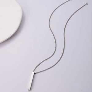 Collier minimaliste en acier inoxydable avec pendentif barre longue fini poli