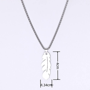 Collana con ciondolo a piuma minimalista in acciaio inossidabile con catena a scatola