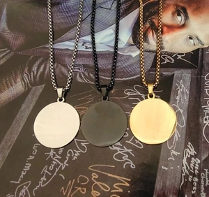 Trois pendentifs ronds géométriques minimalistes en acier inoxydable argent, noir et or