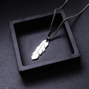 Collana con ciondolo a piuma minimalista in acciaio inossidabile argento da uomo con dettagli