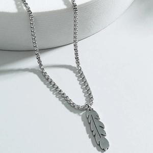 Collana minimalista con ciondolo a piuma in acciaio al titanio e catena box