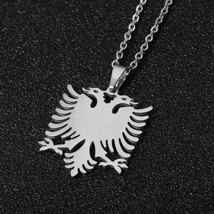 Collana con ciondolo aquila Albania in acciaio inossidabile lucido da donna su nero