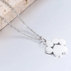Collana minimalista in acciaio al titanio con ciondolo a forma di zampa di animale