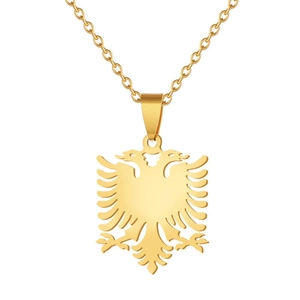 Dettaglio della collana in acciaio inossidabile dorato con ciondolo aquila albanese