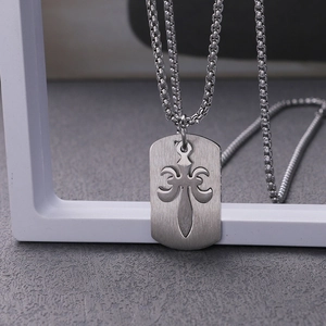 Collier Plaque Militaire en Acier Inoxydable Vintage Homme Croix Ajourée Fleur de Lys Double Pendentif Style Punk Bijoux Masculins