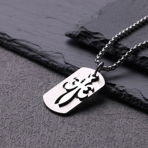 Collier pour homme en acier inoxydable brossé avec pendentif croix sur fond d'ardoise
